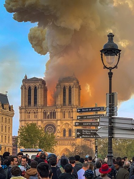 Notre Dame on fire, 15.4.2019, Milliped, CC BY-SA 4.0, commons..