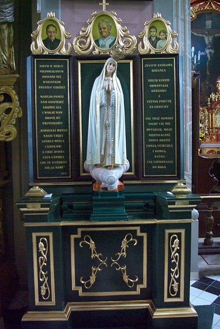 Small altar of Virgin Mary in Church of the Transfiguration in Brzozów,Lowdown, CC BY-SA 3.0, commons... 