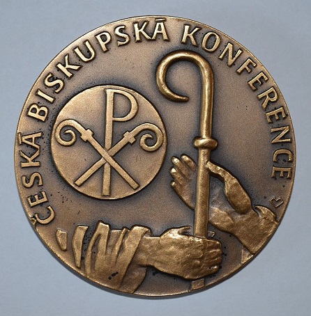 Medaile s logem České biskupské konference Nassauer27 CC BY-SA 4.0