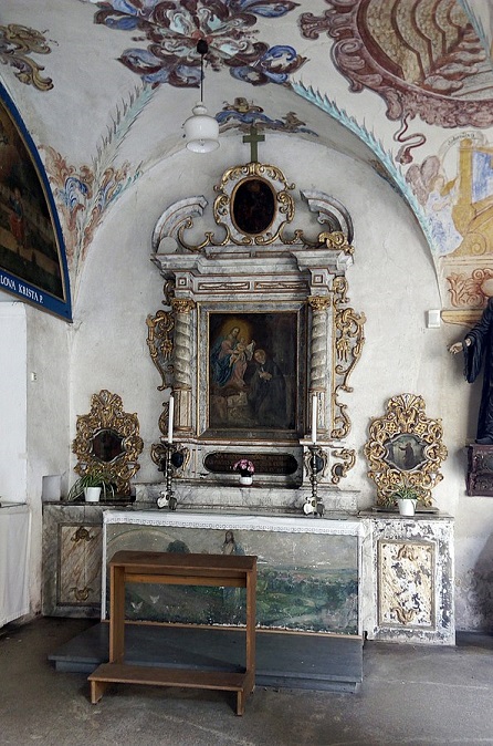 Římov (ČB), pilgrimage site, cloister, St Linhart altar, Czeva, CC BY-SA 4.0, commons...