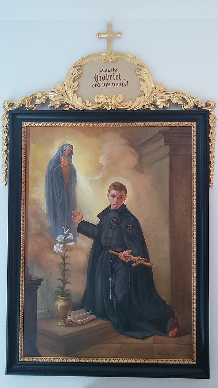 Svatý Gabriel Bolestné Panny (malba ve farním sále Fiè allo Sciliar) MiyskaCC BY-SA 4.0, wiki... 