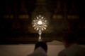 Eucharistická adorace , Aleteia Image Department, Flickr, CC BY-SA 2.0 DEED