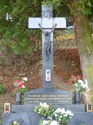Hrob arcibiskupa Matochy na pitínském hřbitově, volné dílo