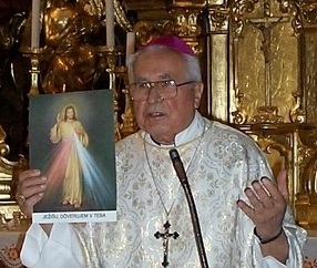 Biskup Pavol Mária Hnilica, SJ, Jozef Bartkovjak SJ - jesuit´s archive,sk.wikipedia.org  CC BY-SA 3.0,  