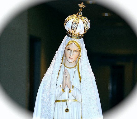 Poutní socha Panny Marie z Fatimy, Ellis Manuel Mendez,  CC BY-SA 2.0, .flickr.com