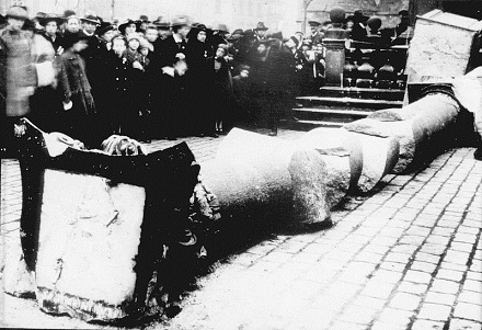 Mariánský sloup na Staroměstském náměstí v Praze, stržený 3. listopadu 1918 rozvášněným davem, mylně jako symbol porážky