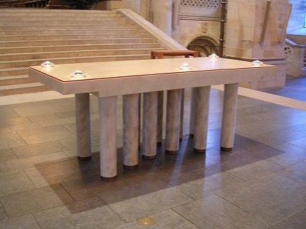 Oltářní mensa v katedrále v Lundu, CC BY-SA 3.0, cs.wikipedia.org