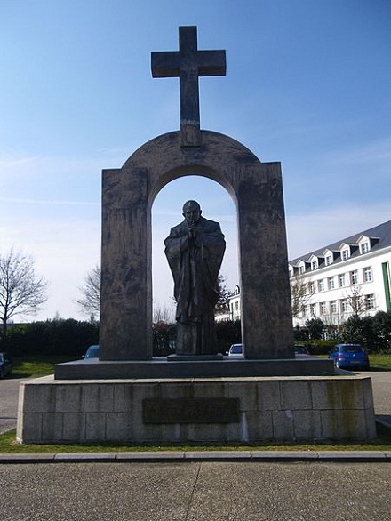 La statue de jean paul ll a ploermel - panoramio.jpg, chisloup, CC BY 3.0