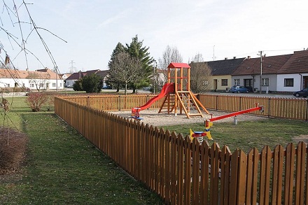 Horní Kounice - dětské hřiště na návsi, RomanM82, CC BY-SA 4.0, commons