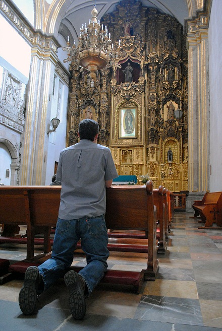 A Catholic believer prays in a church in Mexico, ProtoplasmaKid, CC BY-SA 4.0, en.wikipedia 