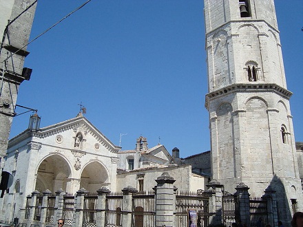 Sanctuaire San Michele de Monte Sant'Angelo, LPLT, CC BY-SA 3.0, en.wiki..