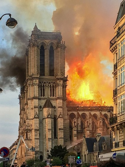 Incendie Notre Dame de Paris, LeLaisserPasserA38, CC BY-SA 4.0,cs.m.wikipedia.org 