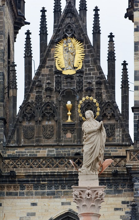 Socha Panny Marie na obnoveném sloupu, červen 2020, Gampe, CC BY-SA 4.0, cs.wikipedia...