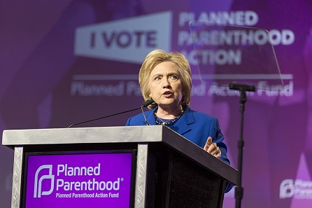 Hillary Clinton speaking at Planned Parenthood, foto: Lorie Shaull, CC BY-SA 4.0, commons... 