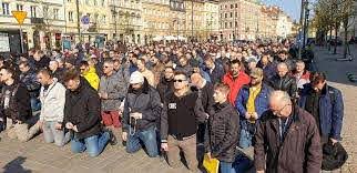 Muži se modlí v polských ulicích, zdroj Fc - 