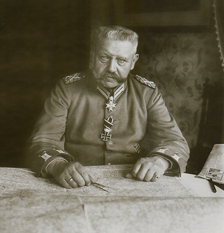 Paul von Hindenburg (1915) Ernst Hoenisch, CC BY-SA 3.0, commons..