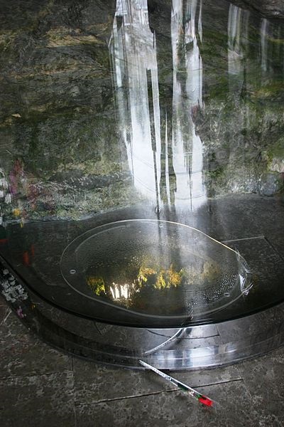 Water fountain - Grotto of Lourdes - Lourdes 2014, Jose Luis, CC BY-SA 3.0, commons..