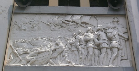 Bas-relief on the façade depicting the story of La Naval, Joannerfabregas,CC BY-SA 3.0, en. wiki.. 