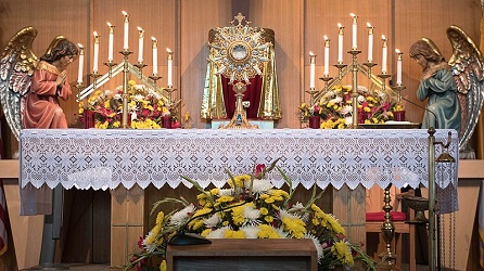 Altar at Our Lady of Peace Church & Shrine, Rosemary Alva, CC BY-SA 4.0, commons...