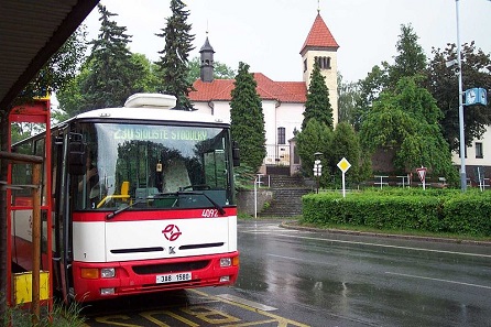 Praha, Řeporyje, autobus a kostel, Aktron, CC BY-SA 3.0, commons ...
