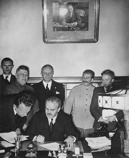 Stalin při podpisu paktu Molotov–Ribbentrop 23. srpna 1939 v Moskvě, volné dílo, wiki...