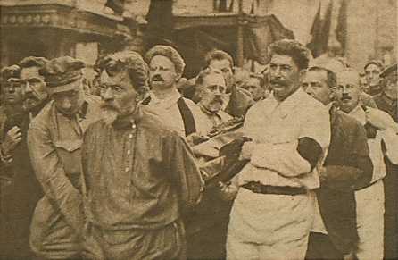 (zprava) Stalin, Trockij, Kameněv a další nesou rakev zakladatele Čeky Felixe Dzeržinského v roce 1926, volné dílo,
