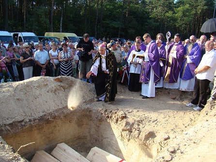 Pohřeb exhumovaných obětí ve volyň. Ostrówki. kdu UPA 30.8. 1943 zavraždila 483 Poláků, Leon Popek, CC BY-SA 3.0