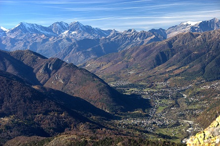 Vista panoramica della Val Vigezzo dal Monte Torriggia, Kyllwtr,  CC BY 3.0, it.wikipedia.org/ 