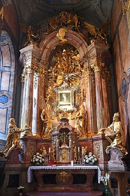 Gyor, Interiér katedrály, Pastztilla aka Attila Terbócs, CC BY-SA 4.0, wiki...