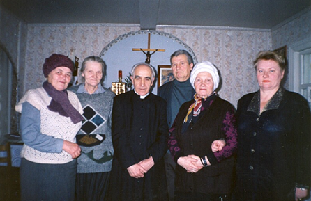 Ján Hermanovský v kruhu svojich veriacich  (Brjansk, Vianoce 2003), foto: archiv autora, priestornet.com