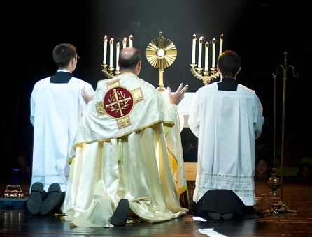 Eucharistic Adoration 8 | Office of Youth Ministry CC BY-NC-SA 2.0| Flickr