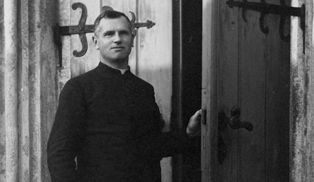 P. josef Toufar u čihošťského kostele, archiv Miloše Doležala, CC, jihlavska.drbna.cz/