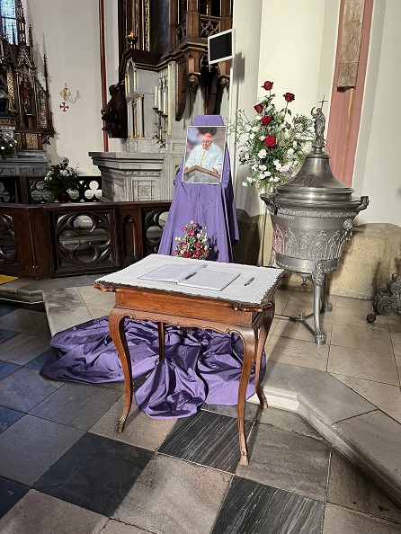 Kondolenční kniha v katedrále sv. Ducha v rodném Hradci Králové (6. 11. 2025) CC BY-SA 4.0, 