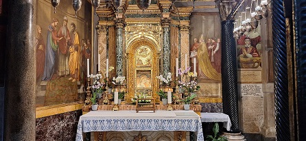 The altar of Genezzano, with the original fresco permanently secured. Cruz.croce - CC0