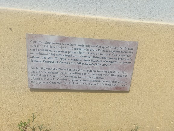 bok kostela Vranov reliéf