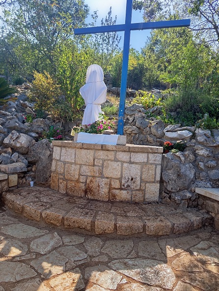 Modrý kříž po vandalizmu, www.medzugorje -dve-srdce-monika...