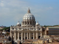 St. Peter's Basilica in Rome seen from the roof of Castel Sant'Angelo. volné dílo, wiki..